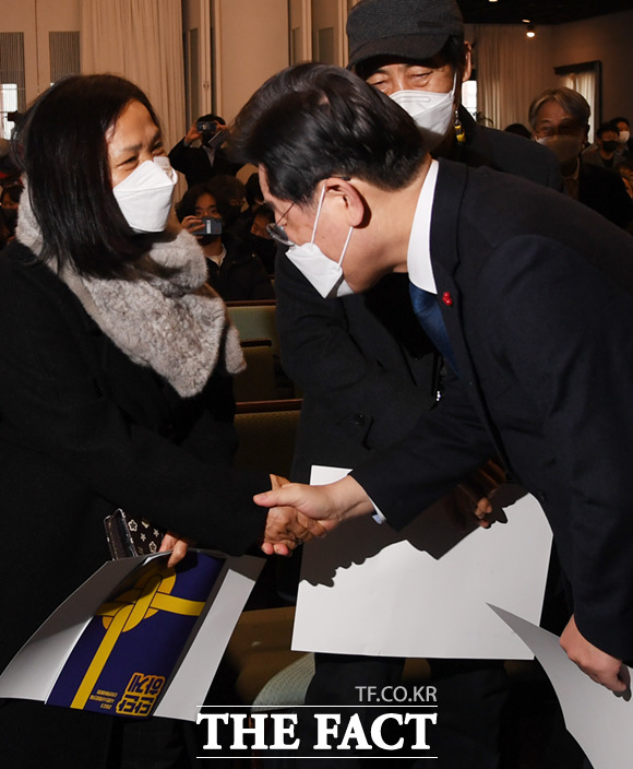 이재명 더불어민주당 대표(오른쪽)와 고 김용균 씨 어머니 김미숙 씨가 악수하고 있다.