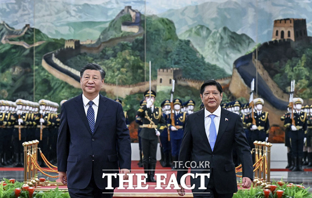 시진핑 중국 국가주석(왼쪽)과 페르디난드 마르코스 주니어 필리핀 대통령이 4일(현지시간) 중국 베이징 인민대회당에서 열린 환영식에서 의장대를 사열한 뒤 함께 이동하고 있다. /베이징=AP.뉴시스