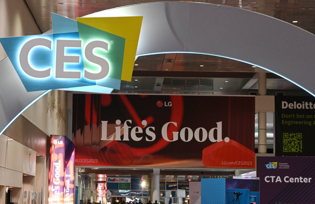 LG전자가 CES 2023 라스베이거스 컨벤션센터에 Lifes Good을 소개하는 광고판을 설치하고, 관람객 맞이를 준비하고 있다. /LG전자 제공