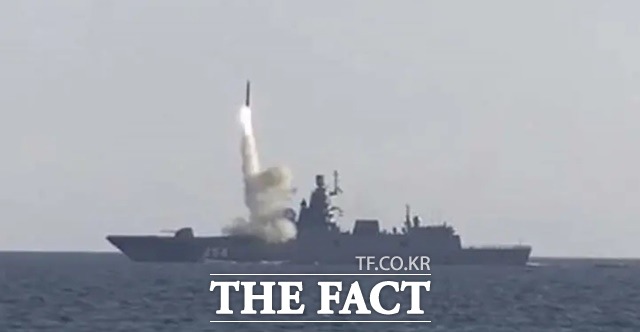 러시아가 지르콘 극초음속 미사일을 탑재한 4500t급 호위함을 대서양과 인도양, 지중해로 파견한다. 지르콘 미사일을 속도가 마하 9, 사거리가 1000km인 미사일 현재 미사일 방어체계로는 탐지와 요격이 불가능한 것으로 알려져 있다.사진은 고르쉬코프 제독함이 지르콘을 발사하는 모습. /러시아국방부