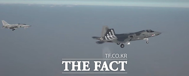 FA-50 전투기와 함께 비행하고 있는 보라매(KF-21)의 세 번째 시제기가 랜딩기어를 내린 채 비행하고 있다. /KBS유튜브 캡쳐