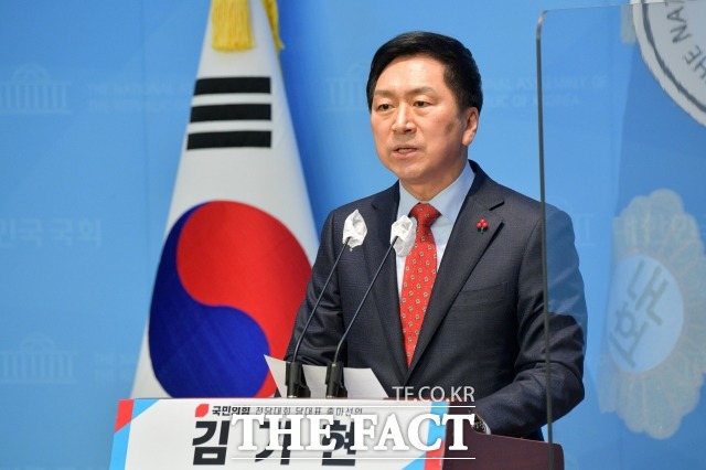 당권주자 김기현 의원은 5일 국민의힘 서울 송파을 신년 인사회에서 권 의원의 희생적 결단이 당의 단합을 도모하는 커다란 촉진제가 될 것이라며 높이 평가했다. /남윤호 기자