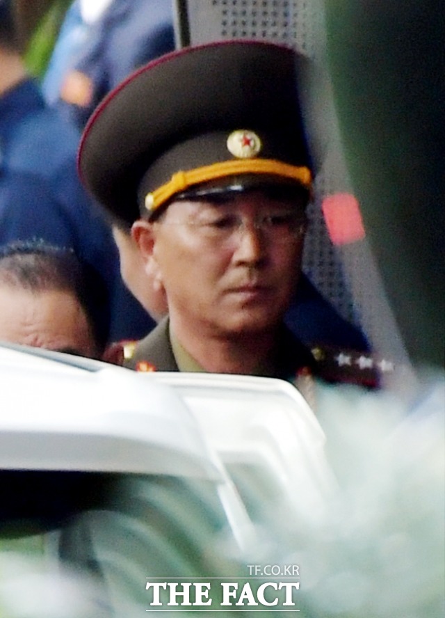 국정원은 또 북한이 최근 북한군 서열 1위를 교체한 것은 군 장악령을 높이기 위한 것이라고 해석했다. 지난 2018년 6월 10일 오후(현지시간) 싱가포르 세인트레지스호텔을 나서는 리 전 외무상. /이덕인 기자