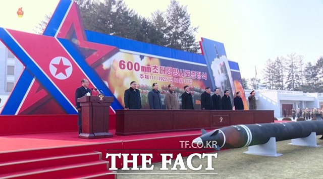 김정은 북한 국무위원장이 지난달 31일 평양에서 열린 600mm 초대형 방사포 증정식에서 초대형 방사포 로켓 앞세 서 있다. /뉴시스