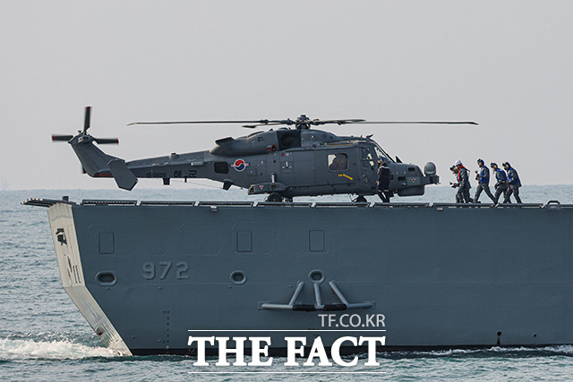 해상기동훈련에 참여한 해군 2함대 을지문덕함(DDH-1)에 와일드캣(AW159) 해상작전 헬리콥터가 착륙하고 있다. /사진공동취재단