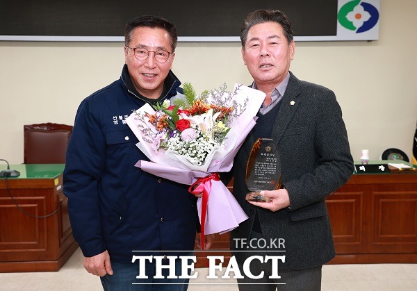 신현광(오른쪽) 영동군의원이 5일 충북시군의회의장협의회 지방의정봉사상을 받은 뒤 이승주 영동군의회 의장과 기념촬영을 하고 있다. /영동군의회 제공.