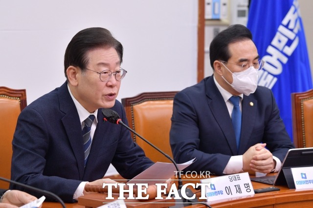 더불어민주당 지도부는 6일 북한 무인기의 대통령실 주변 영공 침범 사실을 두고 안보 참사라고 맹폭했다. 지난 26일 최고위원회의에서 모두발언하는 이재명 민주당 대표(왼쪽). /남윤호 기자