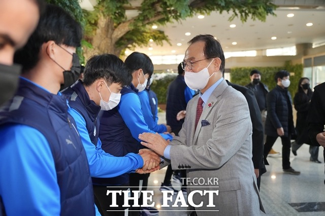 천안시티FC가 구단 창단후 첫 해외 전지훈련을 떠났다. 선수단을 격려하는 박상돈 시장 모습. / 천안시 제공
