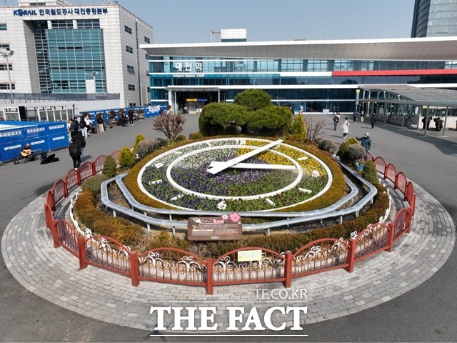 대전역 광장에 조성된 꽃시계. 대전시가 리틀야구 돔구장 건립을 추진하는 가운데 동구가 대전역 선상야구장 건립을 제안했다. / 대전시 제공