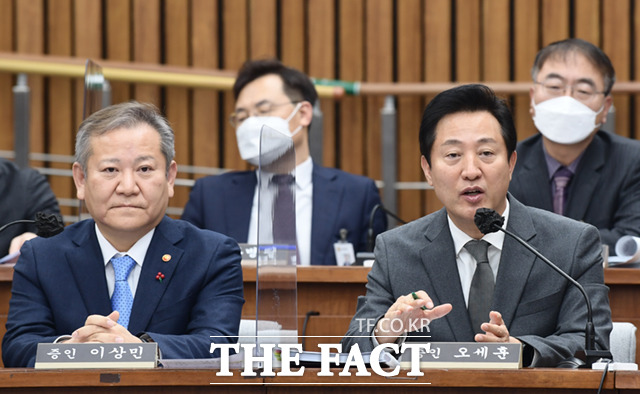 오세훈 서울시장(오른쪽)이 6일 서울 여의도 국회에서 열린 이태원 참사 국정조사 2차 청문회에 출석, 의원 질의에 답하고 있다.
