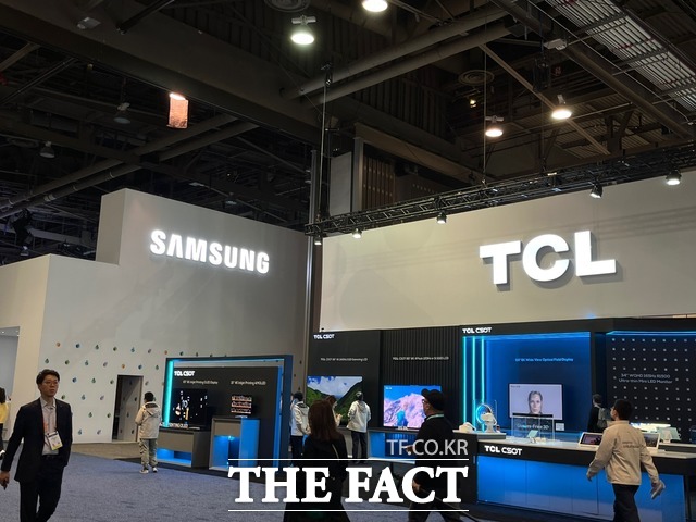 5일(현지시간) 미국 라스베이거스에서 개막한 세계 최대 가전·IT 전시회 CES 2023에서 삼성전자와 TCL의 부스가 나란히 마련돼 있다. /라스베이거스=최문정 기자