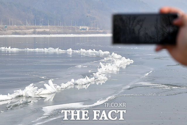 강추위에 얼어붙은 남한강.