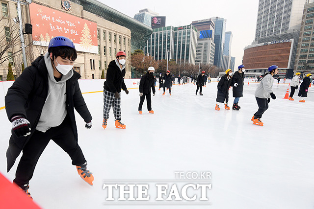 서울광장 스케이트장이 대기질 악화로 일시적으로 운영 중단된다. 2022년 12월 26일 오전 서울 중구 서울광장 스케이트장을 찾은 시민들이 즐거운 시간을 보내고 있다. /이선화 기자