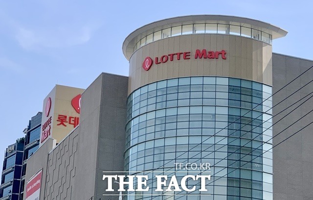 롯데마트가 다음달 1일 자체 개발한 더잠실체를 공개한다고 6일 밝혔다. 해당 서체는 롯데마트의 젊고 변화된 이미지와 지역의 역사성을 담았다. /더팩트 DB