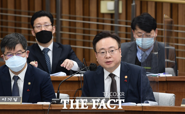 조규홍 보건복지부 장관이 6일 서울 여의도 국회에서 열린 이태원 참사 국정조사 2차 청문회에 출석, 의원 질의에 답하고 있다.