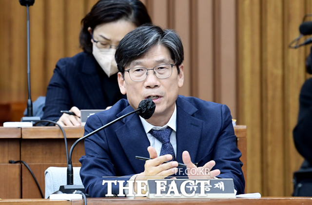 유승재 용산 부구청장이 6일 서울 여의도 국회에서 열린 이태원 참사 국정조사 2차 청문회에 출석, 의원 질의에 답하고 있다.