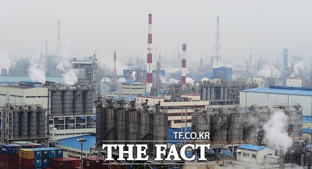 지난해 최대 실적을 올린 정유사들이 역대급 성과급을 지급할 것으로 예상된다. 가장 먼저 현대오일뱅크는 기본급의 1000%를 성과급으로 지급했다. /더팩트 DB