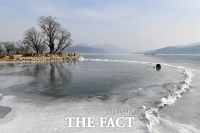  '소한' 얼어붙은 남한강 [포토]