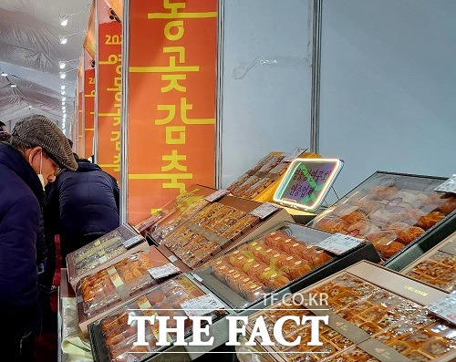 한 관람객이 전시된 곶감을 살펴보고 있다. /영동=이주현 기자.