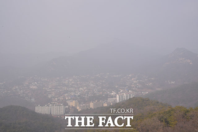 북한산과 평창동 일대에 미세먼지와 황사로 뿌연 모습을 보이고 있다.