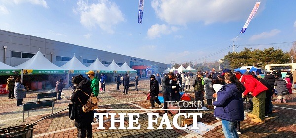 곶감 전시 판매장 인근에 마련된 야외 프로그램장. 관람객들이 군밤을 구우며 이야기꽃을 피우고 있다. /영동=이주현 기자.