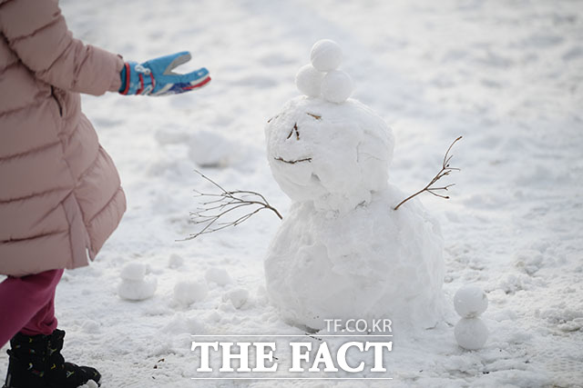북악산을 찾은 한 아이가 눈사람을 만들고 있다.