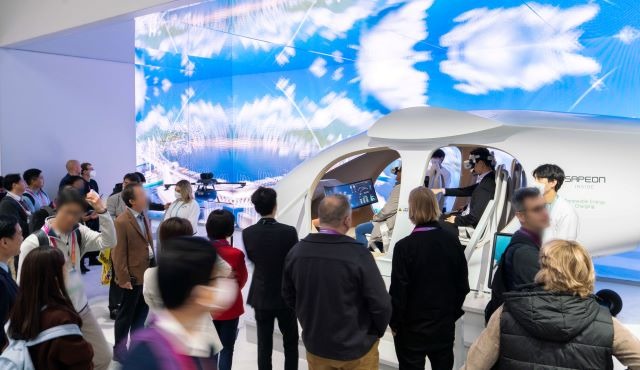 SK텔레콤은 CES 2023에서 미래 먹거리로 꼽은 도심항공교통(UAM) 실물 크기 모형을 전시하고, 가상현실(VR) 기기를 활용해 이를 체험하는 코너를 마련했다. /SK텔레콤 제공