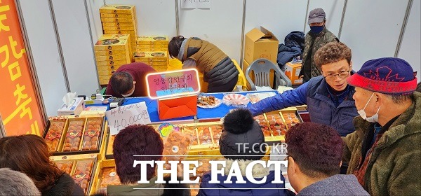 한 곶감 농가 관계자가 관람객들에게 곶감 상품을 설명하고 있다. /영동=이주현 기자.