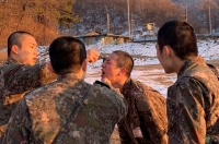  BTS 진, '화생방 훈련'으로 눈물 뚝뚝 포착