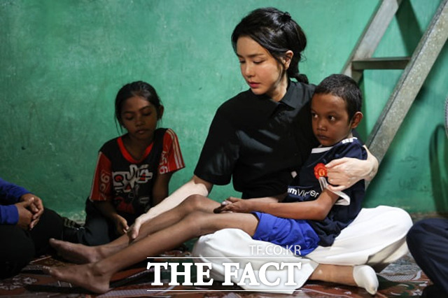 윤석열 대통령 부인 김건희 여사가 지난해 11월 캄보디아 프놈펜에서 선천성 심장질환을 앓고 있는 14세 아동의 집을 찾아 건강 상태를 살피고 위로하고 있다. / 대통령실 제공