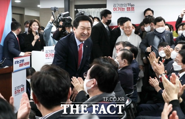 국민의힘 김기현 의원이 9일 오후 여의도에서 열린 이기는 캠프 개소식에서 지지자들에게 인사하고 있다. /남윤호 기자