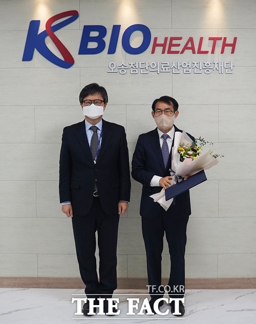 정자영(오른쪽) 전 식품의약품안전처 부장이 9일 오송첨단의료산업진흥재단 비임상지원센터장에 임명됐다. 임기는 오는 2026년 1월까지 3년이다. /오송첨단의료산업진흥재단 제공.