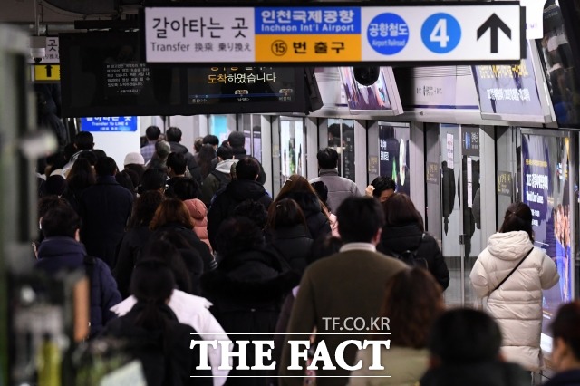 서울교통공사는 오는 12일부터 출근 시간 지하철 혼잡도 안전도우미 190명을 모집한다고 10일 밝혔다. 서울교통공사 노동조합이 파업에 돌입한 30일 오전 서울역 지하철 1호선 승강장이 출근길 시민들로 붐비고 있다. /남용희 기자
