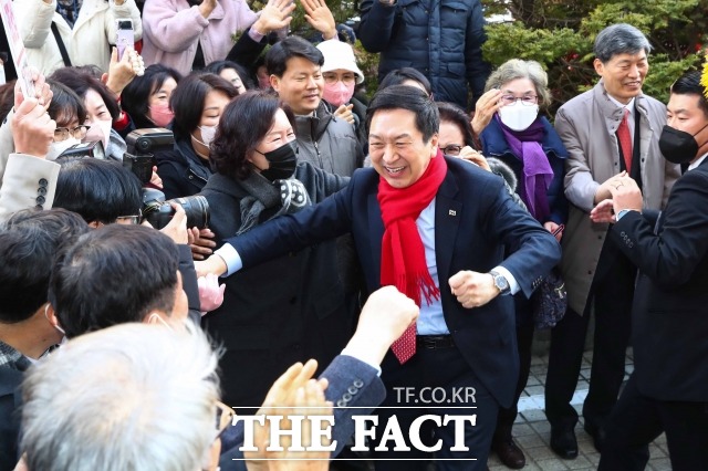 국민의힘 김기현 의원이 9일 서울 여의도 대산빌딩에 마련된 이기는 캠프 5560 개소식에 앞서 지지자들과 인사하고 있다. /남윤호 기자