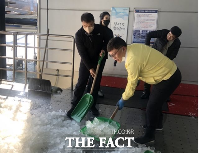 이홍복 경륜경정총괄본부장(오른쪽)과 직원들이 미사리경정장 모터보트 출발피트에서 얼음을 제거하고 있다./경륜경정총괄본부 제공