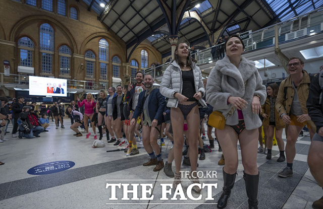 8일(현지시간) 영국 런던에서 연례 바지 벗고 지하철 타기 행사가 열린 가운데 바지를 입지 않은 참가자들이 지하철역에서 춤추고 있다. /런던=AP.뉴시스