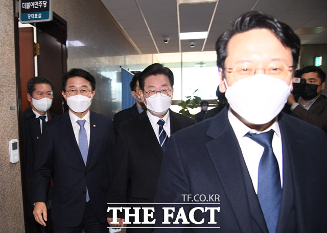 이재명 더불어민주당 대표가 검찰 소환 조사를 하루 앞둔 9일 오전 서울 여의도 국회에서 일정을 마친 뒤 당대표 회의실을 나서고 있다.