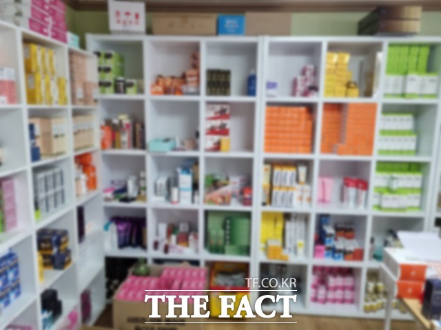 김해의 한 아파트를 임차한 태국인이 무등록 약국을 개설한 뒤 한국에서 거주하는 외국인들을 상대로 의약품을 불법으로 판매해 구속됐다. 사진은 무등록 의약품 판매 장소./경남경찰청 제공