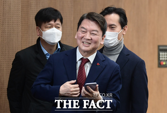 안철수 국민의힘 의원이 9일 오전 서울 여의도 국회 소통관에서 당 대표 출마 기자회견을 마친 뒤 웃으며 이동하고 있다.