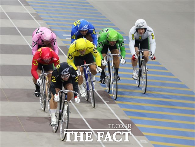 광명스피돔에서 데뷔전을 치룬 손경수(2번, 검정색 유니폼) 선수가 앞선에서 경주를 펼치고 있다./경륜경정총괄본부 제공