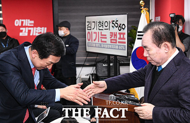 김 의원이 이인제 전 경기지사(오른쪽)와 악수하고 있다.