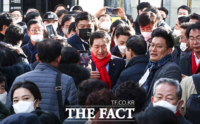 대산빌딩에 마련된 선거 캠프 개소식 참석하는 김기현 의원(가운데).