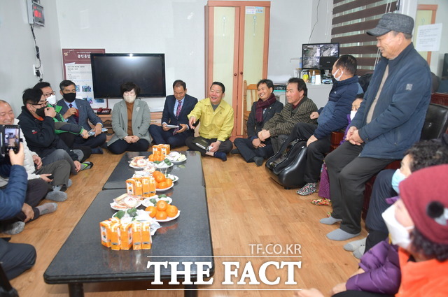 전북 순창군 최영일 군수가 군민 공감소통행정을 위해 인계면 용암마을을 방문해 주민의견을 청취하고 있다. /순창군 제공