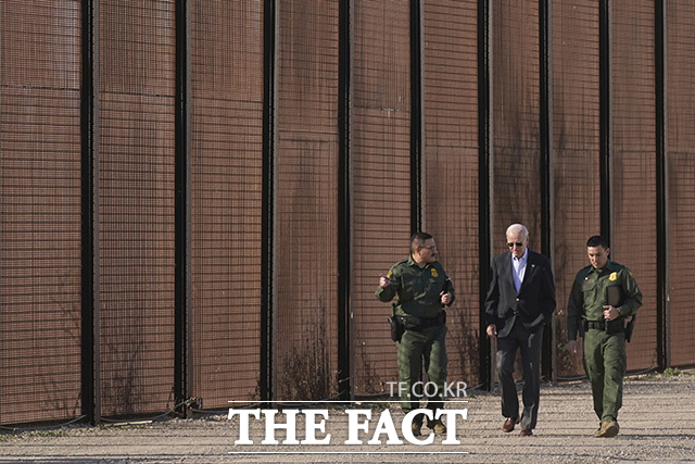 조 바이든 미국 대통령이 8일(현지시간) 텍사스주 엘패소의 멕시코 국경 장벽을 방문해 국경수비대 대원들과 대화를 나누며 걷고 있다. /엘패소=AP.뉴시스