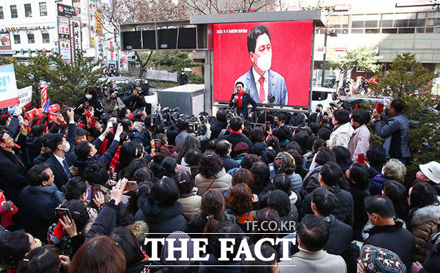 선거사무소 밖까지 메운 지지자들... 인사말 하는 김 의원.