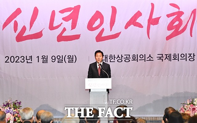 오세훈 서울시장이 어르신들의 소득 보전과 사회 참여를 위한 일자리를 지속해서 운영하겠다고 밝혔다. 오세훈 서울시장이 9일 오전 서울 중구 대한상공회의소에서 열린 2023년 대한노인회 서울시연합회 신년인사회에 참석해 축사를 하고 있다. /더팩트 박헌우 기자