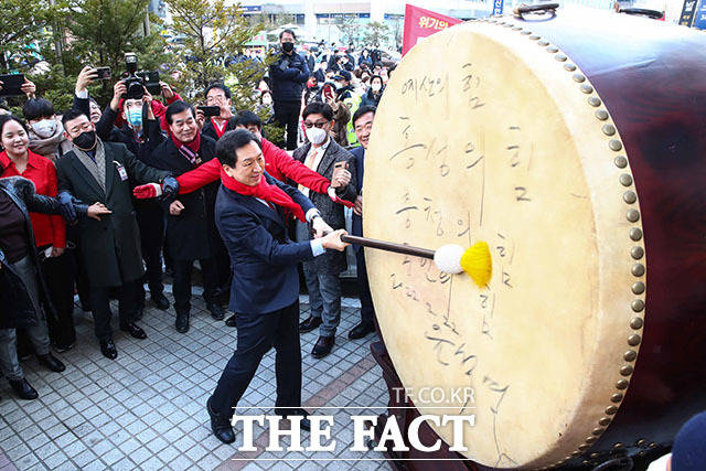 김기현 의원이 개소식 참석에 앞서 윤석열 대통령의 선거 운동 시절 사용했던 대북을 울리고 있다.