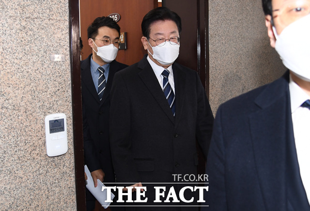 이재명 더불어민주당 대표가 성남FC 후원금 의혹으로 10일 수원지검 성남지청에 출석했다. 사진은 9일 국회에서 이 대표의 모습. /이새롬 기자