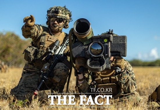 미 해병3사단 3연안연대(MLR) 전투단 소속 병사들이 지난해 10월 말 하와이에서 대전차 미사일 발사훈련을 하고 있다. 미군은 일본 오키나와현에도 MLR을 창설할 방침이다. /미해병