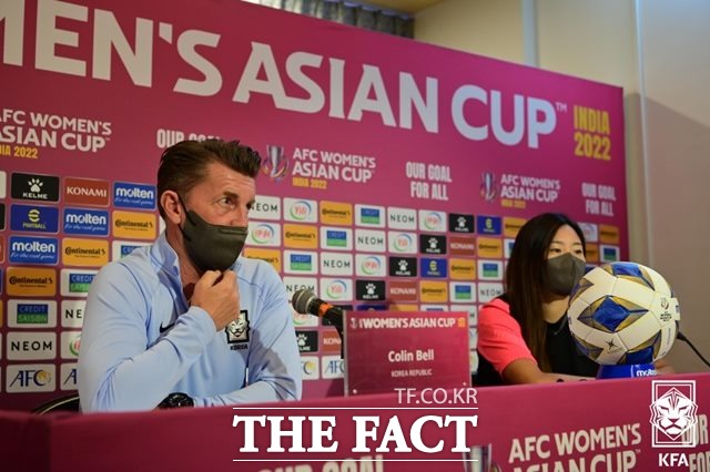 콜린 벨 감독(왼쪽)이 이끄는 한국여자축구대표팀은 오는 7월 FIFA 여자월드컵에서 8년 만에 16강 진출을 노리고 있다. 사진은 지난해 아시안컵 필리핀전 기자회견 장면./KFA 제공